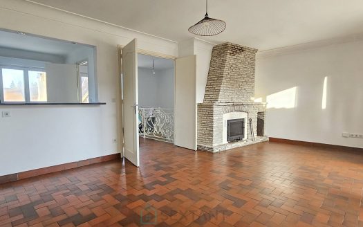 Unique property features a spacious apartment on the upper floor and a flexible ground-floor space.