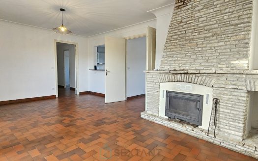 Unique property features a spacious apartment on the upper floor and a flexible ground-floor space.