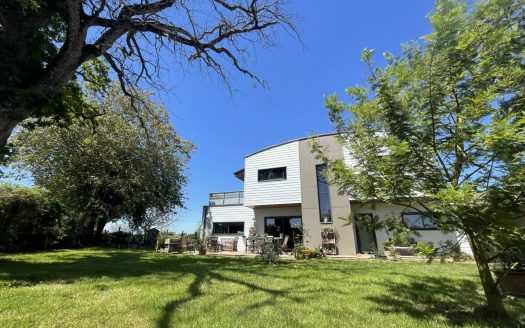 ARCHITECT’S HOUSE OF 165M² ON A PLOT OF MORE THAN 1,400 M²