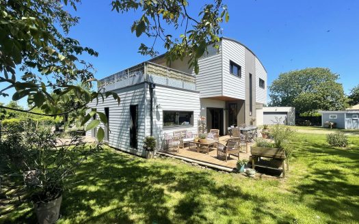 ARCHITECT’S HOUSE OF 165M² ON A PLOT OF MORE THAN 1,400 M²