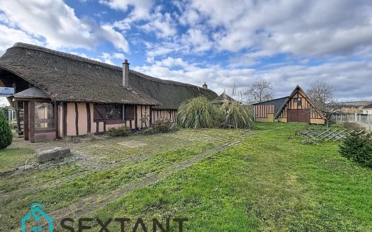 Thatched cottage in the meanders of the Seine