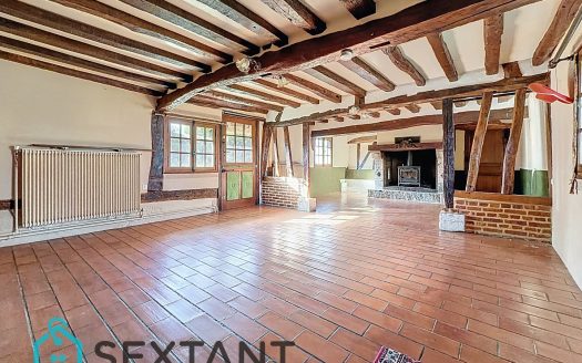 Thatched cottage in the meanders of the Seine