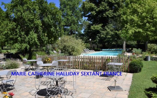 MAGNIFICENT TYPICAL PERIGOURDINE BUILDING AT THE GATES OF PERIGUEUX