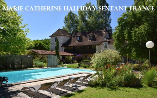 MAGNIFICENT TYPICAL PERIGOURDINE BUILDING AT THE GATES OF PERIGUEUX