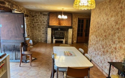 Isolated Large house with 4 bedrooms to renovate, barn and garage, garden 1480 sqm
