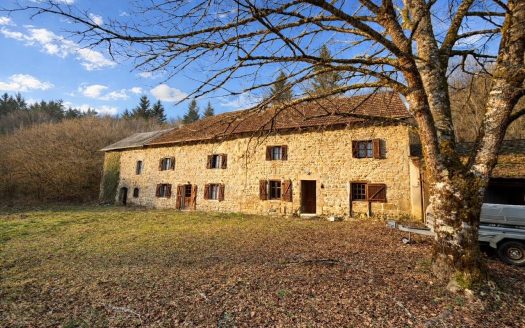 Isolated Large house with 4 bedrooms to renovate, barn and garage, garden 1480 sqm