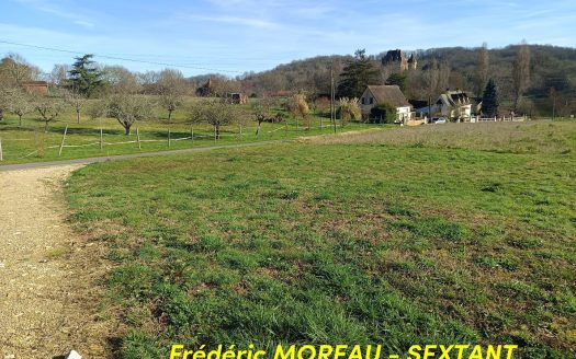 Beautiful building plot with views of LANQUAIS castle