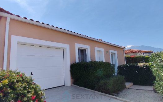 Contemporary detached single-storey villa with garden