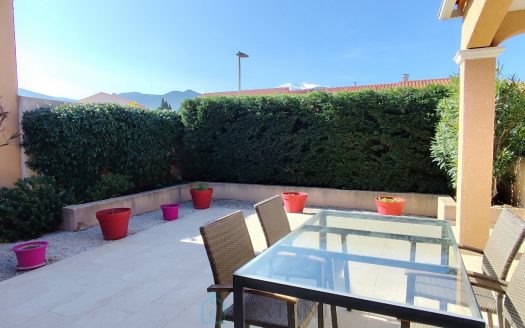 Contemporary detached single-storey villa with garden