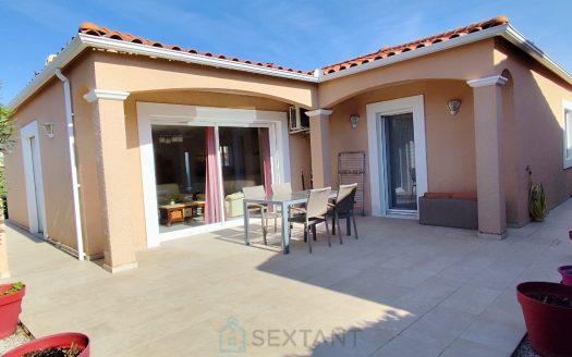 Contemporary detached single-storey villa with garden