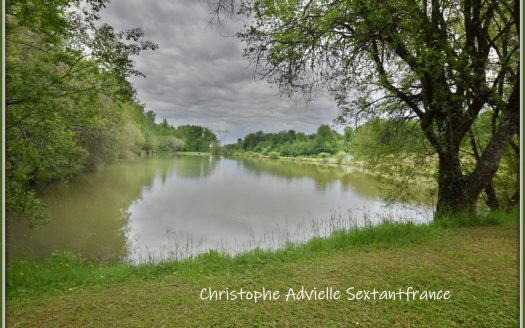 2 houses on a huge plot with big lake, many barnes, near Villeréal