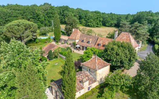 Big stone property on huge park with swiming pool, near Lalinde