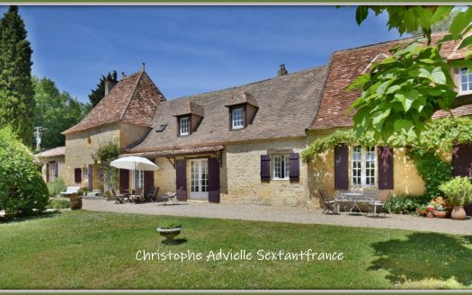 Big stone property on huge park with swiming pool, near Lalinde