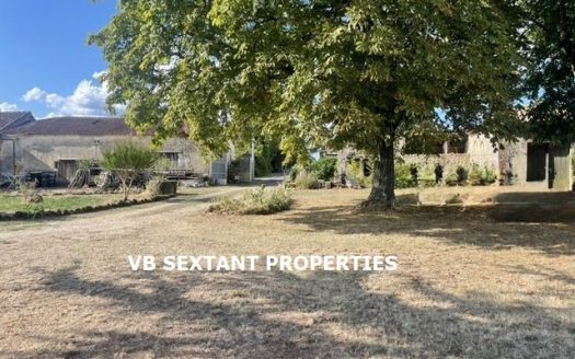 Entre-Deux-Mers, near Sauveterre de Guyenne, Charm and Authenticity for this old farmhouse in a square courtyard with outbuildings