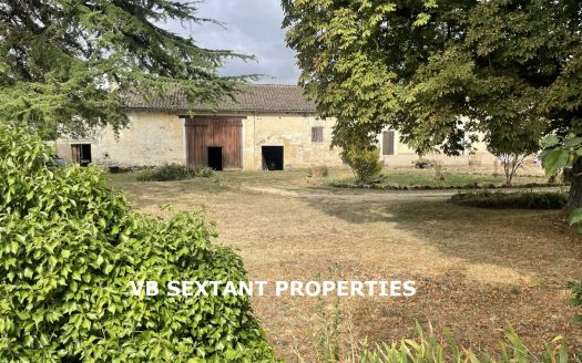 Entre-Deux-Mers, near Sauveterre de Guyenne, Charm and Authenticity for this old farmhouse in a square courtyard with outbuildings