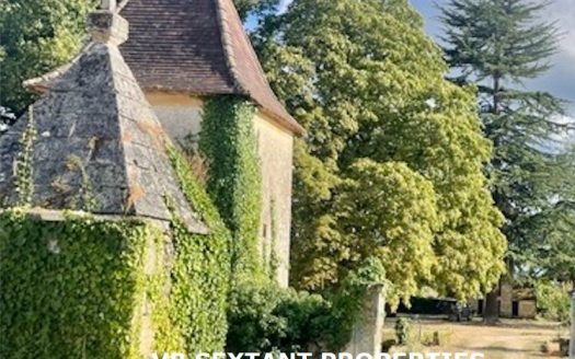 Entre-Deux-Mers, near Sauveterre de Guyenne, Charm and Authenticity for this old farmhouse in a square courtyard with outbuildings