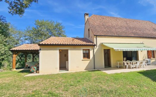 In Groléjac, a beautiful and spacious house in a beautiful, quiet setting, perched atop a hill with a view.