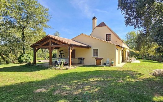 In Groléjac, a beautiful and spacious house in a beautiful, quiet setting, perched atop a hill with a view.