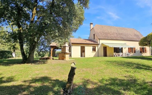 In Groléjac, a beautiful and spacious house in a beautiful, quiet setting, perched atop a hill with a view.