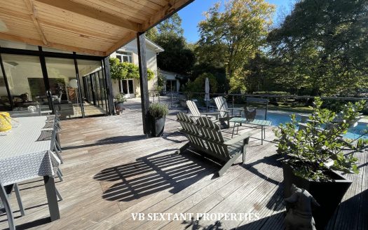 On the outskirts of Bordeaux, a charming property with a beautiful house and outbuildings in a magnificent wooded park