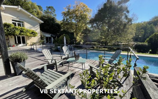 On the outskirts of Bordeaux, a charming property with a beautiful house and outbuildings in a magnificent wooded park
