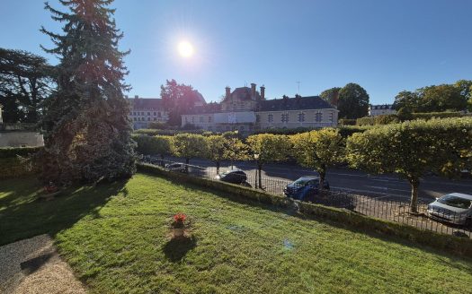 Near Blois Castle and train station, 80 sqm apartment with balcony and parking space