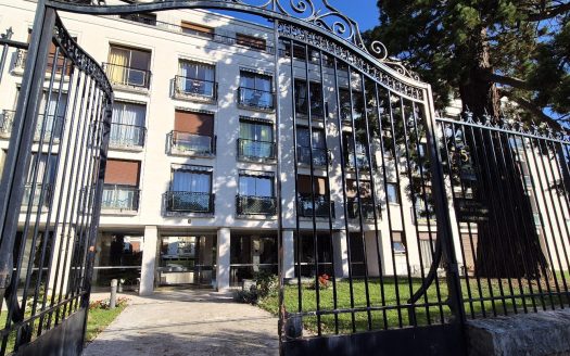 Near Blois Castle and train station, 80 sqm apartment with balcony and parking space