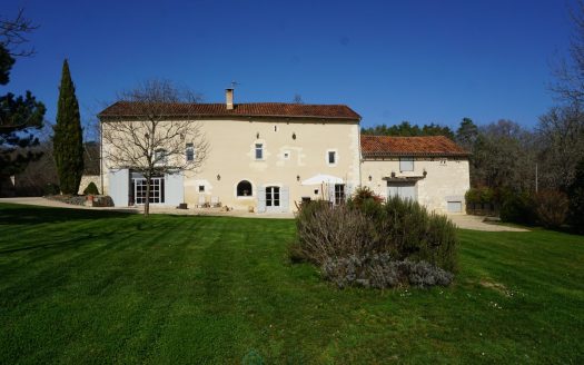 Former fortified house from the 13th century located on the heights of the little Venice of the Perigord.