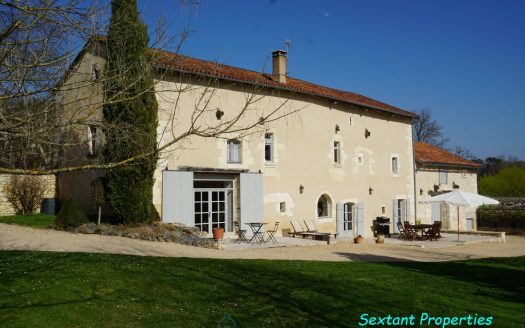 Former fortified house from the 13th century located on the heights of the little Venice of the Perigord.