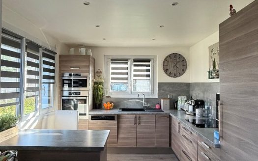 Charming, adaptable house with great potential!