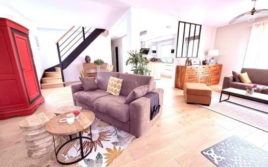 Renovated family home near the coast – Approx. 200 sqm – quiet location