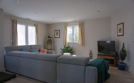 Charming single-storey villa, built in 2011 with basement.