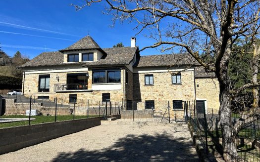 Exceptional property – 274 sqm of living space + 459 sqm of outbuildings