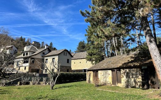 Exceptional property – 274 sqm of living space + 459 sqm of outbuildings