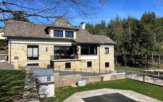 Exceptional property – 274 sqm of living space + 459 sqm of outbuildings
