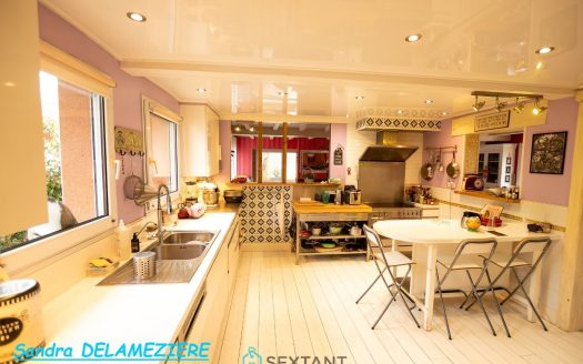 Character house of 373 sqm, with enclosed garden, terrace and outbuilding.