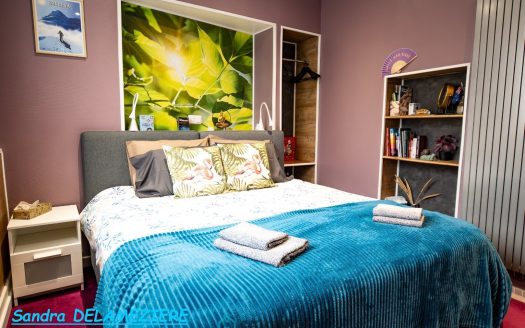 Character house of 373 sqm, with enclosed garden, terrace and outbuilding.