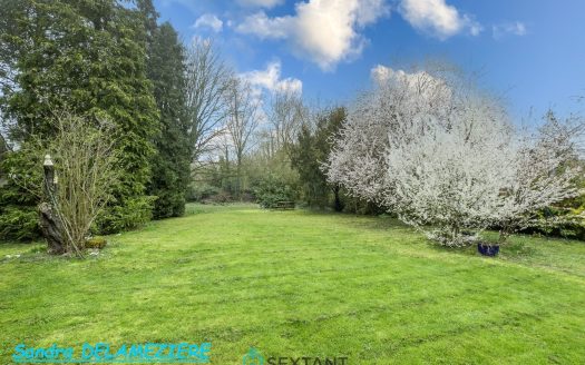 Character house of 373 sqm, with enclosed garden, terrace and outbuilding.