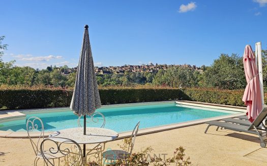 Ideal home in Domme, offering breathtaking views over the Bastide and the valley, with a 10 × 5 m indoor pool.