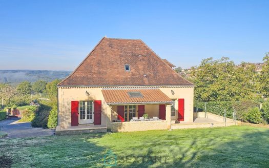 Ideal home in Domme, offering breathtaking views over the Bastide and the valley, with a 10 × 5 m indoor pool.