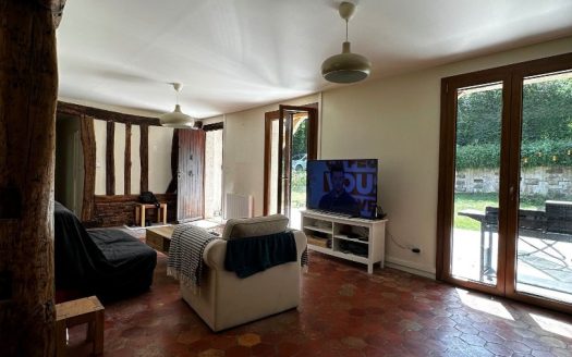 Beautiful 1980s house – Approximately 144 sqm of living space – Livable on one level.