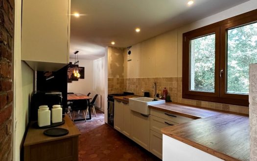 Beautiful 1980s house – Approximately 144 sqm of living space – Livable on one level.