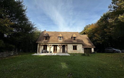 Beautiful 1980s house – Approximately 144 sqm of living space – Livable on one level.