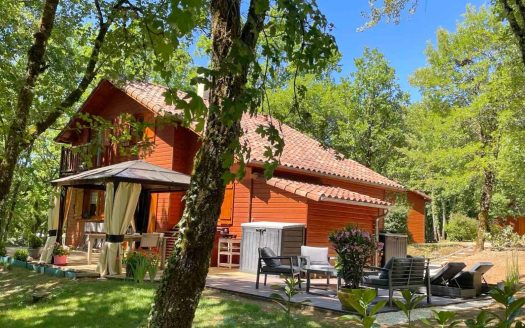 In an idyllic and relaxing setting, this superb 92 sqm chalet is in perfect condition and offers comfort, modern features, and high-quality amenities.