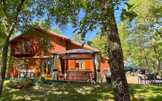 In an idyllic and relaxing setting, this superb 92 sqm chalet is in perfect condition and offers comfort, modern features, and high-quality amenities.