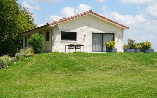 Contemporary villa built according to technical environmental standards in the heart of green Perigord.