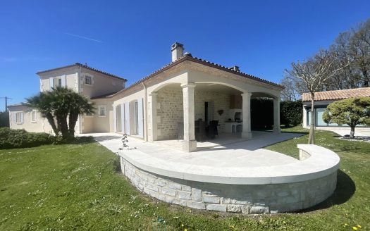 ARCHITECT'S HOUSE OF 225 M² AND INDEPENDENT GITE OF 65 M² IN A WOODED PARK OF MORE THAN 4,000 M²