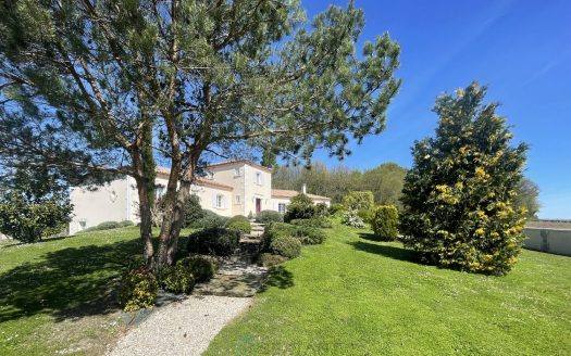 ARCHITECT'S HOUSE OF 225 M² AND INDEPENDENT GITE OF 65 M² IN A WOODED PARK OF MORE THAN 4,000 M²