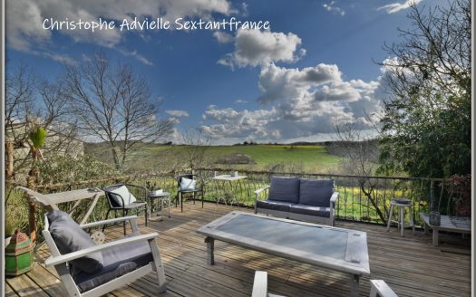 Detached house , 4 bedrooms , magnificient outdoor space overlooling vineyards, full south