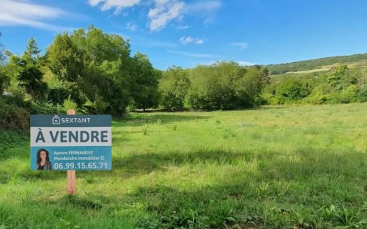 Sextant France exclusively offers a superb, flat plot of land